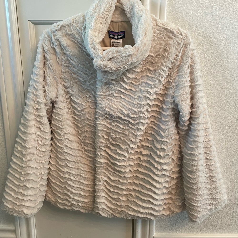 Patagonia Faux Fur Jacket. Neural color. Stand collar. Like new.